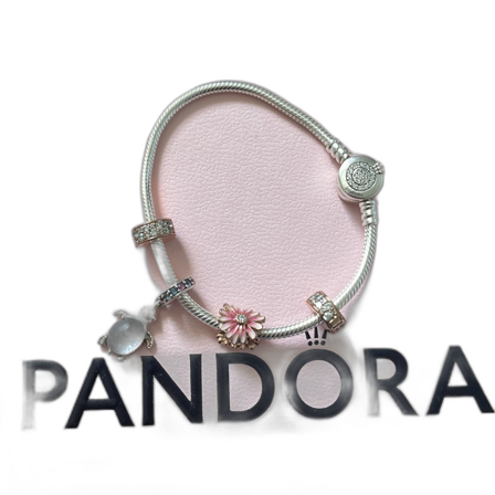 Pandora armband med berlocker