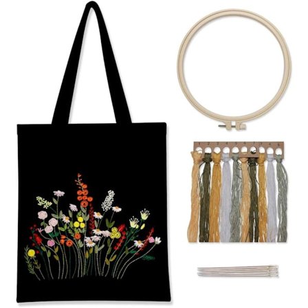 Svart broderisett i lerret med mønster og instruksjoner Inkluderer brodert veske med blomstermønster, broderiramme i bambus, fargede tråder og Prosp