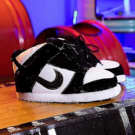 Jordan-inspirerte Sneakersko-Tøfler - Unisex One-size Sneakersko-Tøfler, Svart Farge, av