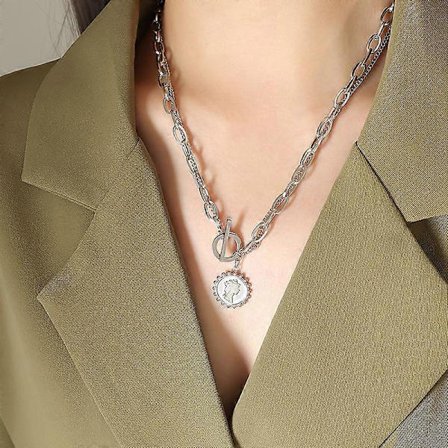 Halskæde til kvinder 18K guldfyldt dobbeltlags halskæde Sød personlighed vedhæng Choker til hende, Dronning Elizabeth Portræt Bølget Kant OT Spænde