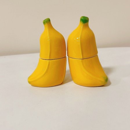 Realistisk bananformet tandstikholder. Velegnet til hjemmet, køkkenet, hverdagsindretning og opbevaring.