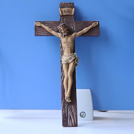 Hartsfigur i Resin med Jesus Kristus på Korset för Hemkapell -ys