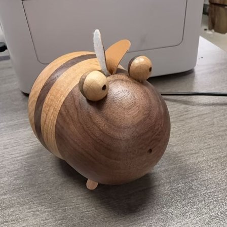 En Søt Og Kreativ Tannpirkerholder I Tre Formet Som En Bie, Perfekt For Hjemmebruk Som En Dekorativ Gjenstand Eller Gave