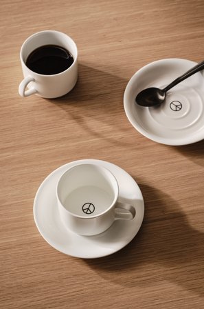 Jotex - Liten Kopp Med Koppeskål 2-pakke Hvit/sort - PEACE - Kjøp Kopper & krus hos Jotex