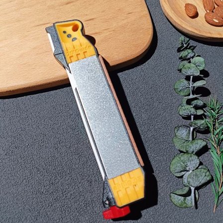 Opastettu kenttätikku, kannettava matkatikku, nopea ja monitoiminen teroitin ulkokäyttöön.