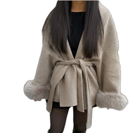 Beige kappa med päls och bälte