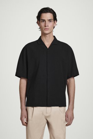 COS Männer Baumwollhemd In Knitteroptik in Schwarz