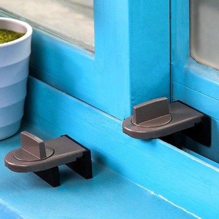 Grå sperre for skyvedører og vinduer for babyer og småbarn