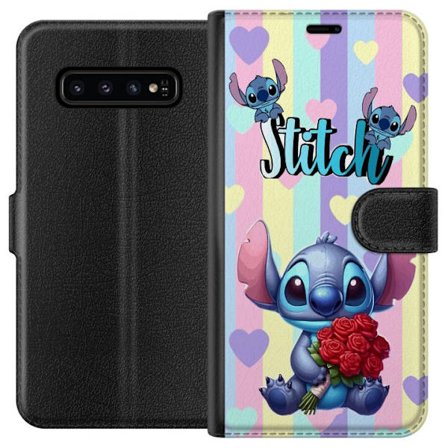 Kompatibel Tegnebogsetui til Samsung Galaxy S10 Romantisk illustration af Stitch der holder røde roser mod stribet baggrund