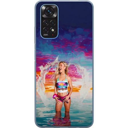 Kompatibelt Mobildeksel til Xiaomi Redmi Note 11 Blond kvinne i fargerik strandantrekk som leker i havet ved solnedgang