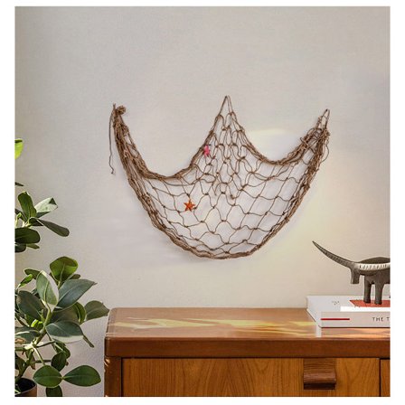 Dekorativt fiskenett. strand- og kyststil. veggdekorasjon med skjell.