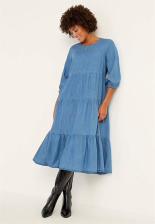 Cellbes of Sweden - Denimkjole med volanger i lys blå / denim for damer i størrelse 46/48