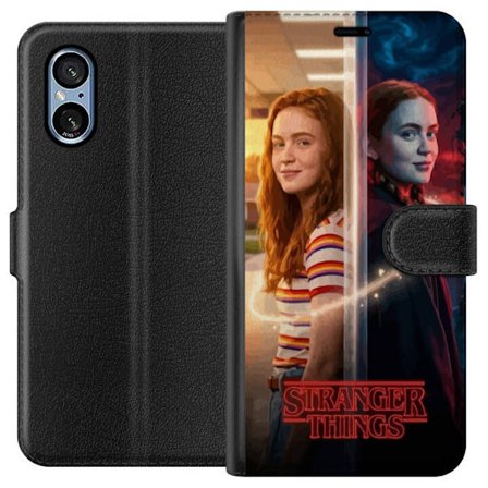 Kompatibelt Lommeboketui til Sony Xperia 5 V Delt portrett av Max Mayfield mellom hverdag og mørk parallellverden i Stranger Things-stil