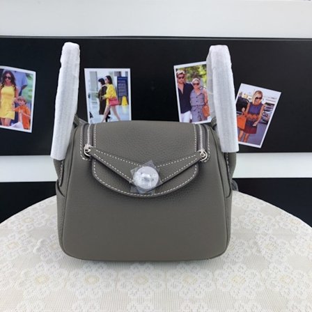 Lindy Mini Messenger Bag i Ko-Läder Grå med Guldknapp 19cm