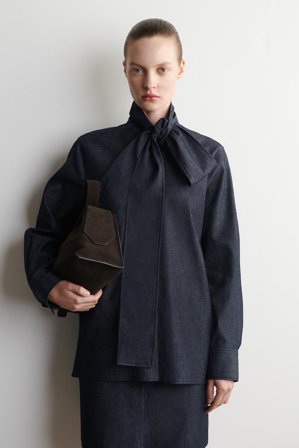 COS Jeanshemd Mit Schleifenddetail in Blau - Frauen