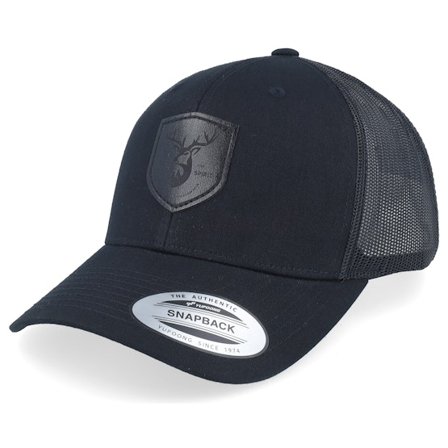 Wild Spirit - Zwart trucker Cap - Black Deer Shield Patch Black Trucker @ Hatstore