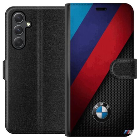 Kompatibelt Lommeboketui til Samsung Galaxy A25 Abstrakt BMW-inspirert design med diagonale fargefelt i blått, rødt og svart mot perforert metallstr