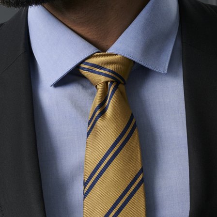 Guldfärgad 8 cm bred Sidenslips med Dubbla Marinblå Ränder för män - Mönstrade slipsar