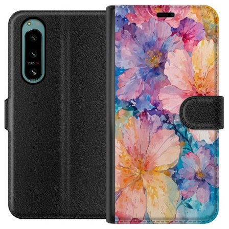 Kompatibelt Plånboksfodral till Sony Sony Xperia 5 IV Akvarellmålning med stora blommor i rosa, blå och gula toner i en mjuk konstnärlig stil.