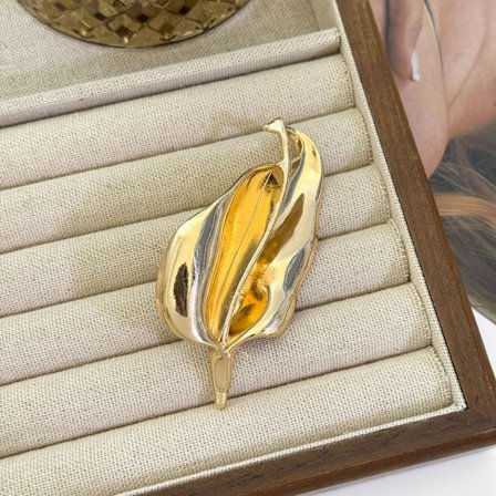 Nischad high-end ljuskänslig oregelbunden brosch dubbelanvändningsbrosch legering glansig personlig klädtillbehör