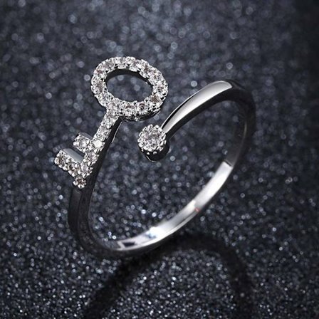 Vacker ring av hög kvalitet - nyckel