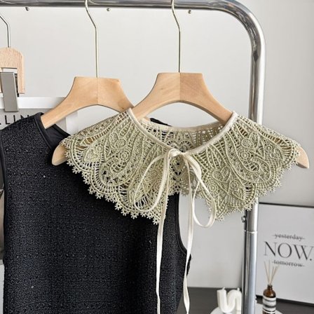 Aftagelig skjorte med hul broderet blondekrave