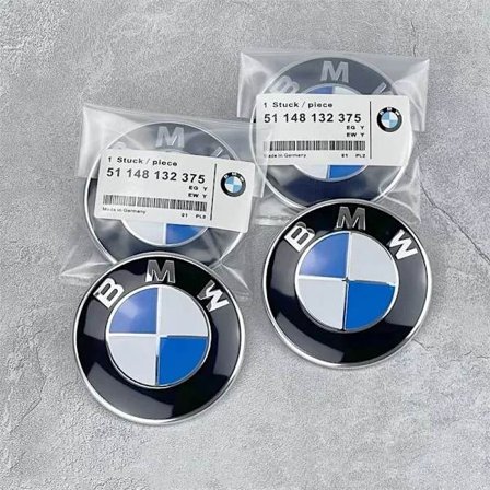 BM-W Konepellin tunnus korvaava 82mm+74mm kaikkiin malleihin 51148132375[ZHE]