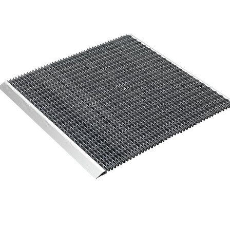 Slitesterk entrématte av gummi med metallramme