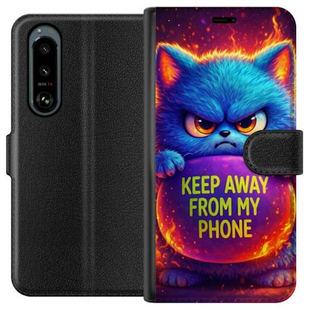 Yhteensopiva Lompakkokotelo Sony Sony Xperia 5 III Vihainen pörröinen sininen kissa, jossa teksti "Pidä loitolla puhelimestani" neonväreillä ja t