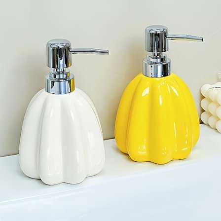 Disse to lotionflaskene er egnet for bruk på hotell/hjem som dispenserflasker for hånddesinfeksjon, dusjsåpe og baderomssåpedispensere.