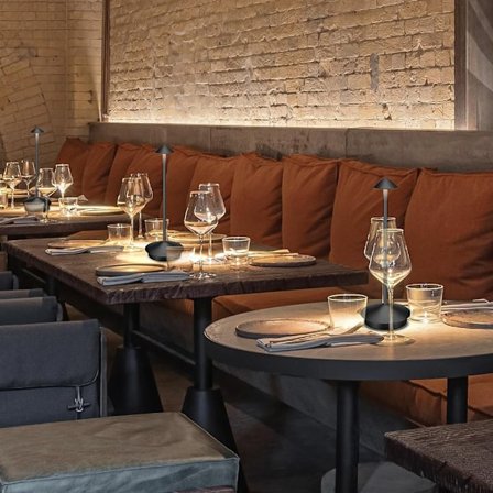 LED-bordslampa i aluminium med justerbar ljusstyrka och USB-lad