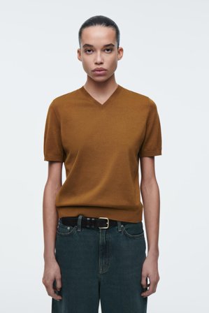 COS Femme T-Shirt Col En V En Maille De Coton in Beige