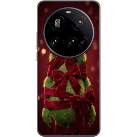 Kompatibelt Mobilskal till Xiaomi Xiaomi 15 Ultra Grinchfigur dekorerad med röda sammetsrosetter i julig studioscen med lekfull och humoristisk käns