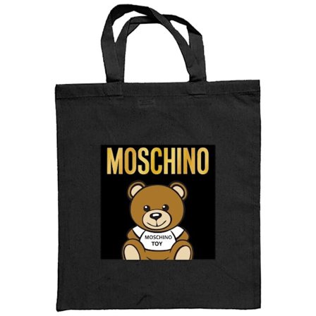 Stofpose Moschino-inspireret teddybjørn med tekst på trøjen, centreret mod sort baggrund med tydelig mode- og popkulturel følelse