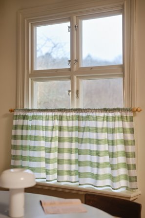 Jotex - Kafégardin Lys grønn/naturhvit - IRIS - Kjøp Gardinkapper hos Jotex