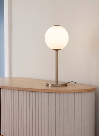 Audrey bordlampe - messing/opal