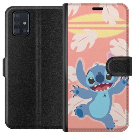 Kompatibel Tegnebogsetui til Samsung Galaxy A51 Glad illustration af Stitch der hopper foran lyserød baggrund med surfbræt