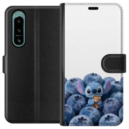 Kompatibelt Lommeboketui til Sony Sony Xperia 5 IV Søt blå karakter blant blåbær med bamse i mykt og lekent illustrasjon