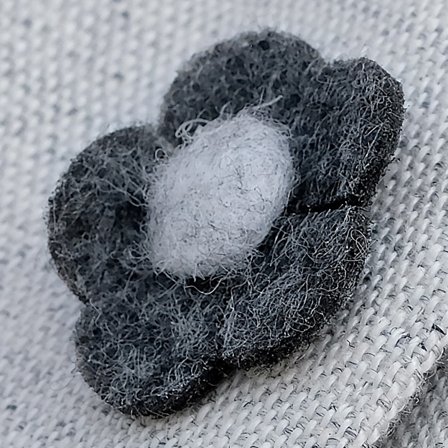 Dvoutónový šedý květ do klopy pro muže - Květinové jehlice do klopy