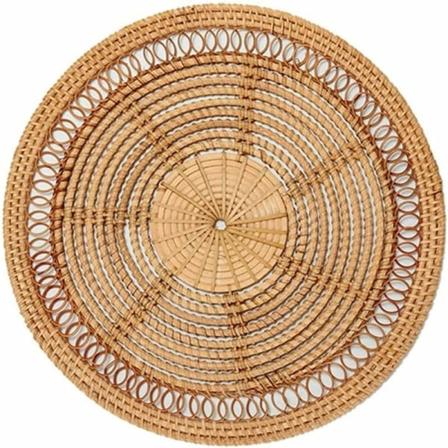 Flettet kurv i naturlig boho-dekor i dekorativ rottingdekor vevd veggdekor