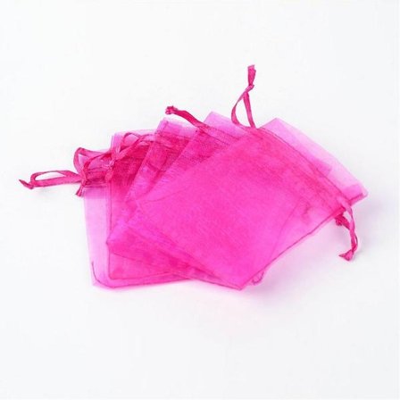 25 st. Handsydda Fuxia Organza påsar c.a 7x9 cm.