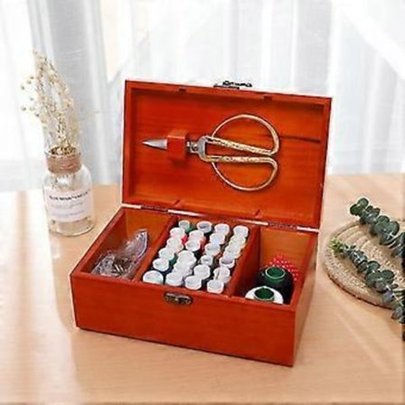 Syboks i tre med sytilbehør, hjemmesykurv