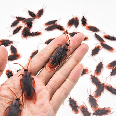 Halloween 50 st Mischievous Fake Cockroaches, Riktigt Realistiska Plast Prank Leksaker, Läskiga Insekter Realistiska Buggar Prank Gåvor