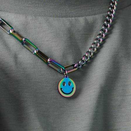 Collar de cadena con eslabones barbados y forzados y colgante de smiley arcoíris Amager Caleb para hombres - Collares acero