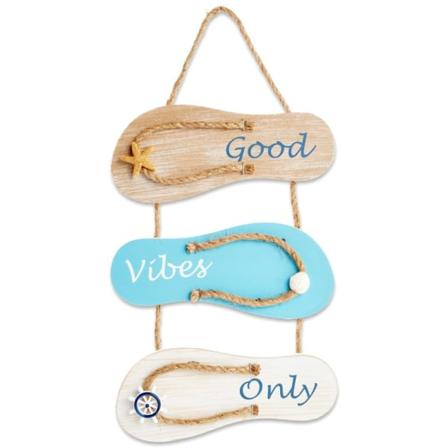 Good Vibes Only -kyltti puinen varvastossu roikkuu merihenkisesti