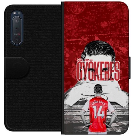 Yhteensopiva Lompakkokotelo Sony Xperia 5 II Punainen dramaattinen kollaasikuva, jossa esiintyy Viktor Gyökeresin muotokuva ja pelaajia takaapäin aree