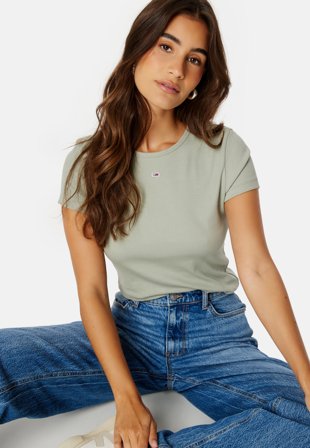 TOMMY JEANS Essential Rib SS PMI Faded Willow Klær