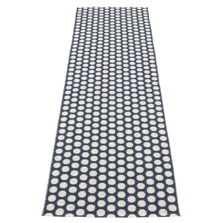 Pappelina Noa gulvtæppe 70 cm x 250 cm, dark blue/vanilla | KitchenOne