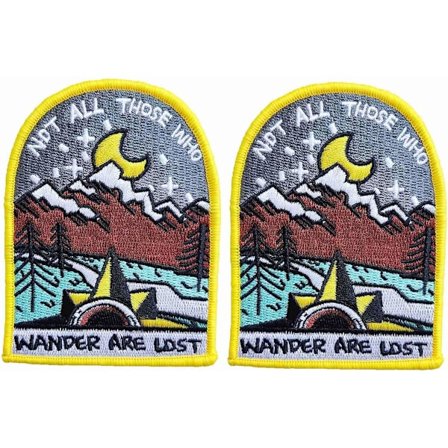 Kirjailtu retkeilymerkki vaellushaluun "Kaikki vaeltajat eivät ole eksyksissä " Lause Silitettävä merkki matkailijoiden vaatteisiin Laukut Takki 