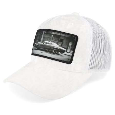 Calza Pennello - Hvid trucker Kasket - American Muscle Car In The Street Velvet White A-Frame Trucker @ Hatstore
